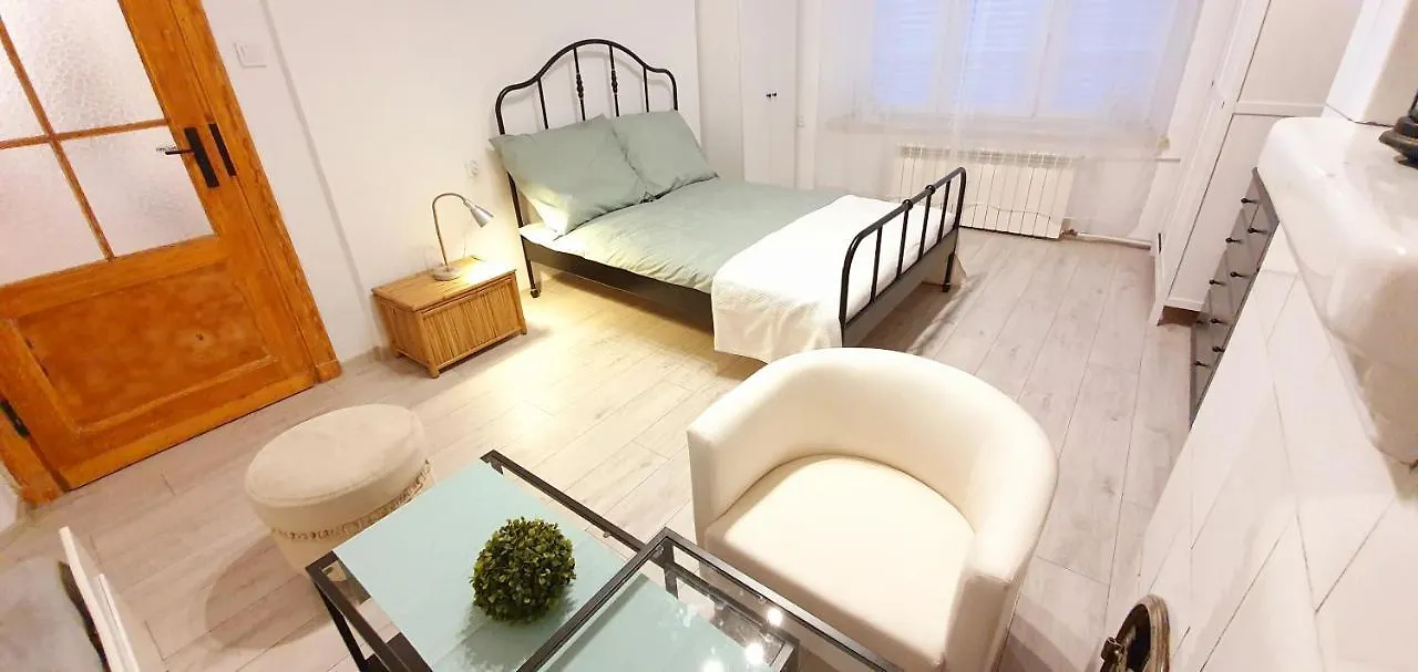 Apartment Separated Kitchen, Fast Internet Aleja 3 Maja 2M80 Warsaw